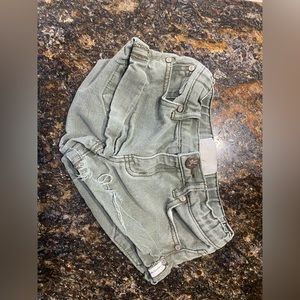 One teaspoon green denim shorts kids size 7/8.  In great condition !
